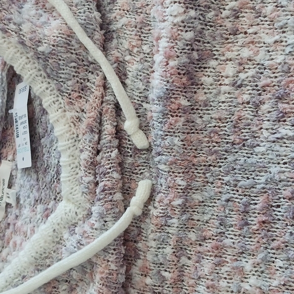 Sweater with hood - Picture 3 of 7